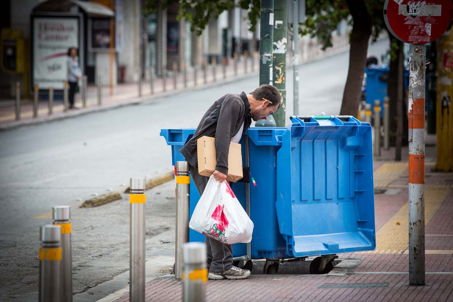 Περισσότεροι από ένας στους τρεις Έλληνες αντιμέτωποι με την φτώχεια