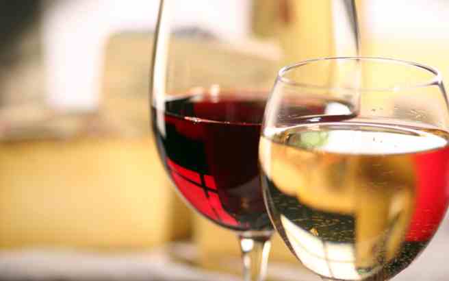 Το λευκό κρασί και τα οινοπνευματώδη ποτά αυξάνουν τον κίνδυνο μία γυναίκα να εμφανίσει ροδόχρου νόσο