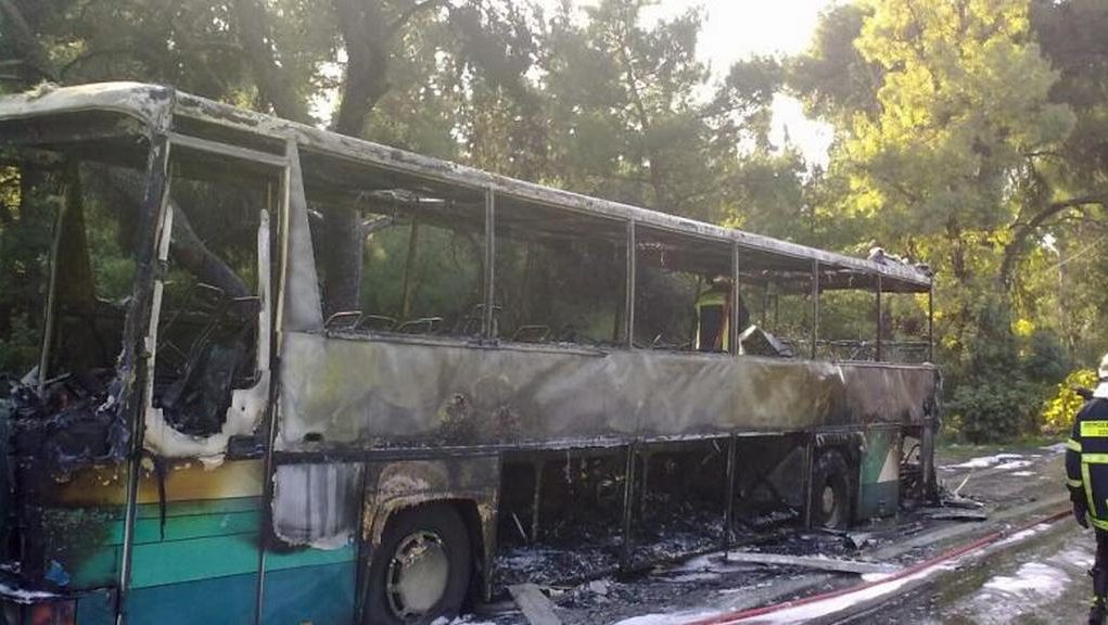 Παρανάλωμα του πυρός λεωφορείο με μαθητές στην Πάτρα (video)