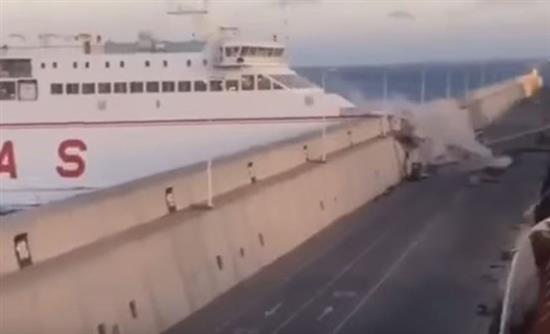 Όταν ένα πλοίο με 140 επιβαίνοντες πέφτει σε δρόμο! (ΒΙΝΤΕΟ)
