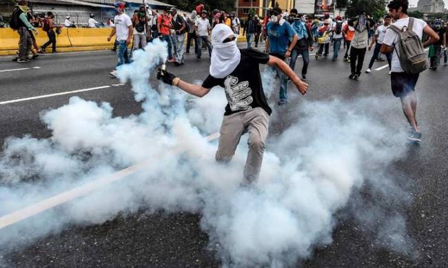 Αίμα στους δρόμους της Βενεζουέλας - Στους 31 οι νεκροί από τις διαδηλώσεις