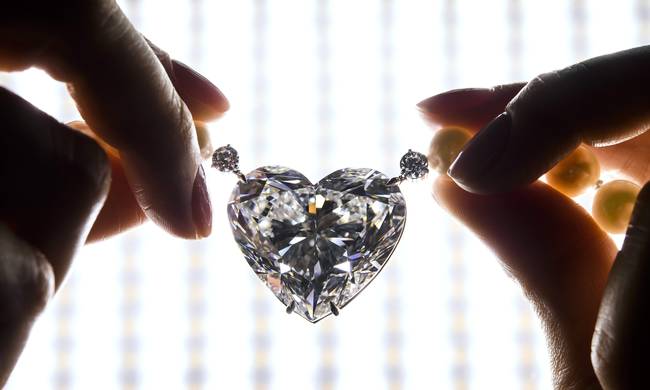 Θα ζαλιστείτε: Παγκόσμιο ρεκόρ για το διάσημο διαμάντι σε σχήμα καρδιάς (Pic+Vid)