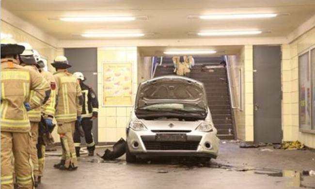 Απίστευτο: Αυτοκίνητο «όρμηξε» στο μετρό του Βερολίνου - Έξι τραυματίες (pics)