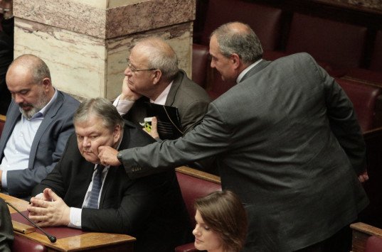 Βουλή: Όταν ο Καραμανλής τσίμπησε το μάγουλο του Βενιζέλου! (ΦΩΤΟ)
