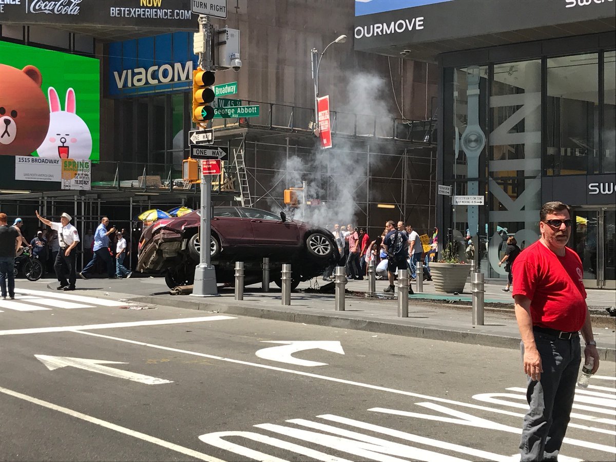Νέα Υόρκη: Αυτοκίνητο έπεσε σε πεζούς στην Times Square! Μία κοπέλα νεκρή, 19 τραυματίες (φωτό)
