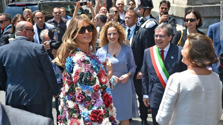 Λαίδη-λουλούδι η Μελάνια Τραμπ στη Σικελία!