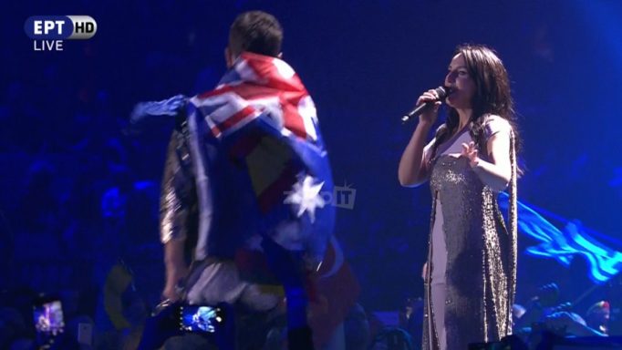 Eurovision 2017: Κατέβασε το παντελόνι του και έδειξε τα οπίσθια του πάνω στη σκηνή!