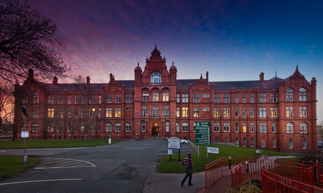 ΕΚΤΑΚΤΟ: Εκκενώνεται το πανεπιστήμιο Salford στο Manchester