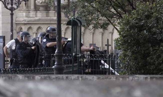 Γαλλία - Παναγία των Παρισίων: Προφυλακίστηκε ο τρομοκράτης με το σφυρί (Vid)
