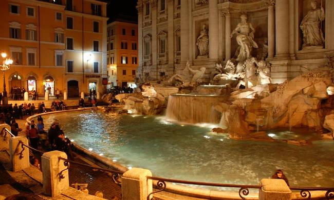 Ρώμη: Τέρμα η dolce vita - Τσουχτερά πρόστιμα σε όσους κάνουν βουτιές στα συντριβάνια (vid)