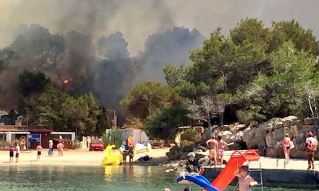 Ίμπιζα: Εκκενώθηκε ξενοδοχείο εξαιτίας μεγάλης πυρκαγιάς (pics+vids)