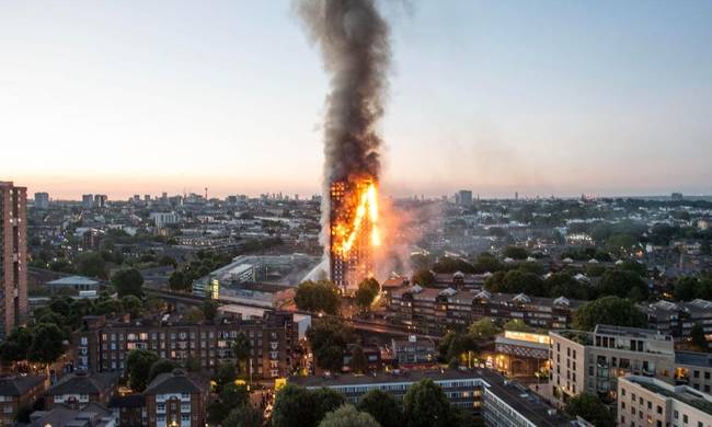 Φωτιά Λονδίνο - Συναγερμός: Έκλεισαν δύο γραμμές του μετρό – Φόβοι ότι θα «πέσει» ο Grenfell Tower