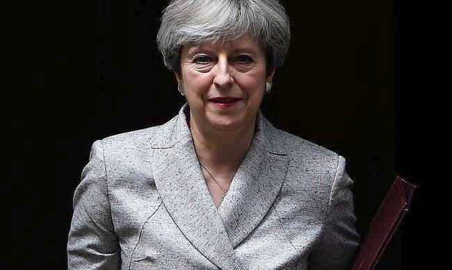Βρετανία: Οι Τόρις απειλούν με ανατροπή την Τερέζα Μέι εάν εγκαταλείψει το σκληρό Brexit
