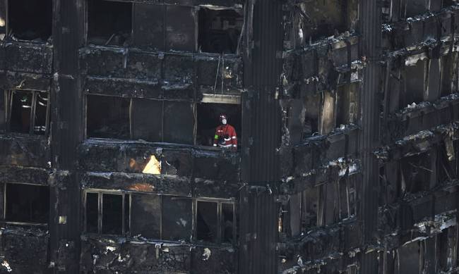 «Θαύμα» μέσα στα αποκαΐδια: Σώοι εντοπίστηκαν πέντε άνθρωποι στο Grenfell Tower