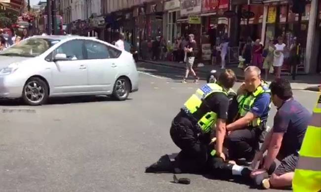 Λονδίνο: Ακινητοποίησαν άνδρα που κρατούσε μαχαίρι και φώναζε «ο Αλλάχ είναι μεγάλος» (vid)