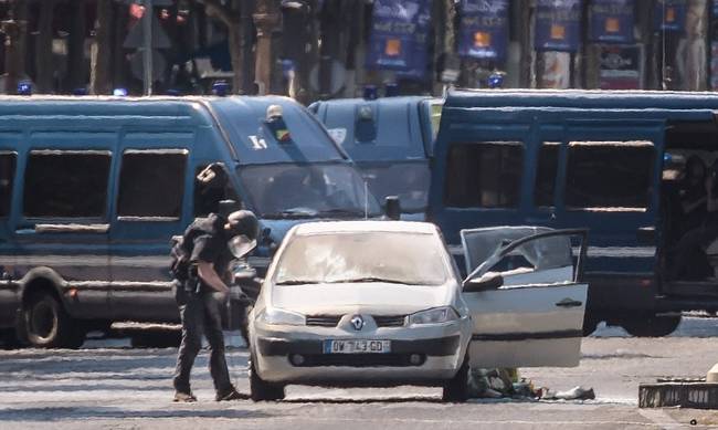 Παρίσι: Γκαζάκια και όπλα βρέθηκαν στο όχημα που έπεσε πάνω στο αστυνομικό βαν - Νεκρός ο οδηγός