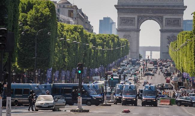 Παρίσι: Δείτε πώς ακινητοποίησαν τον δράστη που έπεσε πάνω σε αστυνομικό βαν (vid)