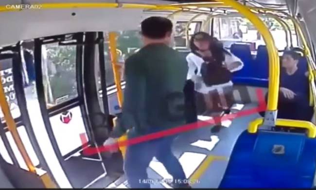 Απίστευτα πράγματα στη Τουρκία: Χτύπησε φοιτήτρια στο λεωφορείο επειδή φορούσε σορτσάκι (video)