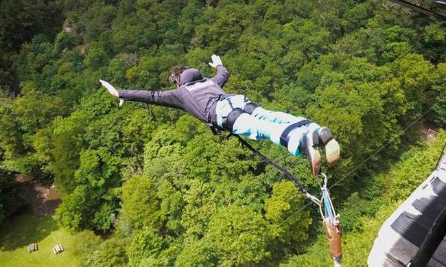 Bungee jumping: Βουτιά θανάτου για 17χρονη - Παράκουσε και έπεσε στο κενό!