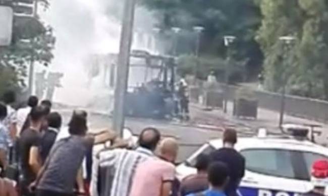 Έκρηξη σε λεωφορείο στο Παρίσι (vid)
