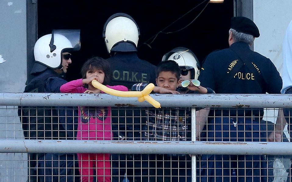 Ελληνικό: Αναχώρησαν τα πρώτα πούλμαν με πρόσφυγες