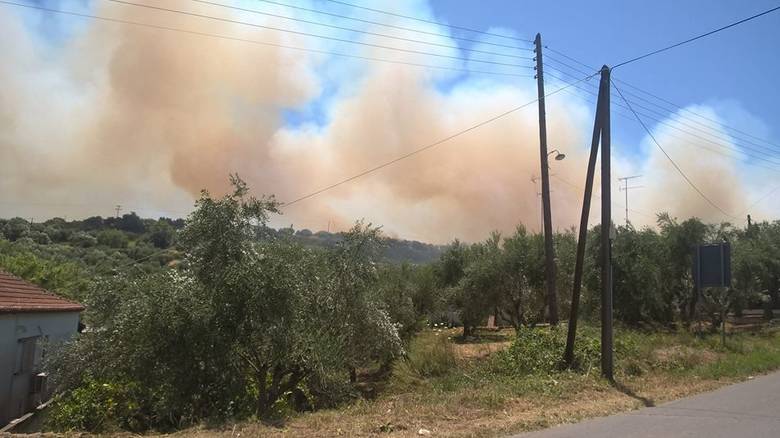 Πυρκαγιά απειλεί σπίτια στην Κορώνη
