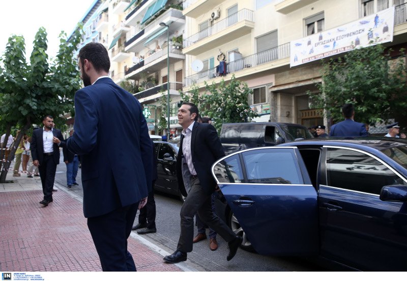 Με "κωλοτούμπες" υποδέχτηκαν τον Τσίπρα έξω από το Υπουργείο Υγείας