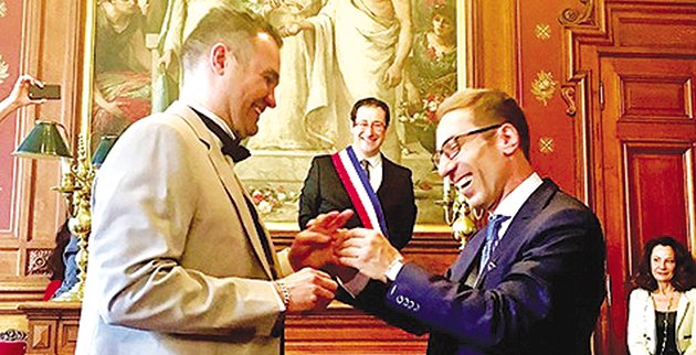 Ελληνικός gay γάμος στο Παρίσι: Μεγαλοδικηγόρος παντρεύτηκε στο Παρίσι τον τραπεζίτη σύντροφό του!