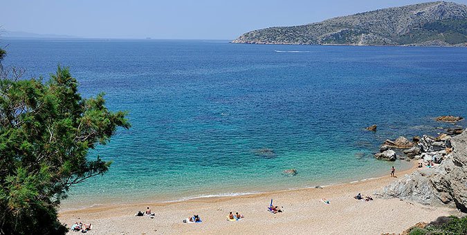 Προσοχή! Απαγορεύεται η κολύμβηση σε 65 παραλίες της Αττικής!