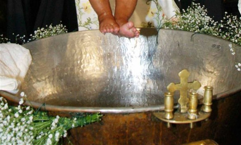 Video: Χαμός σε βαφτίσια! Ο ιερέας χαστούκισε το παιδί και προκάλεσε σάλο