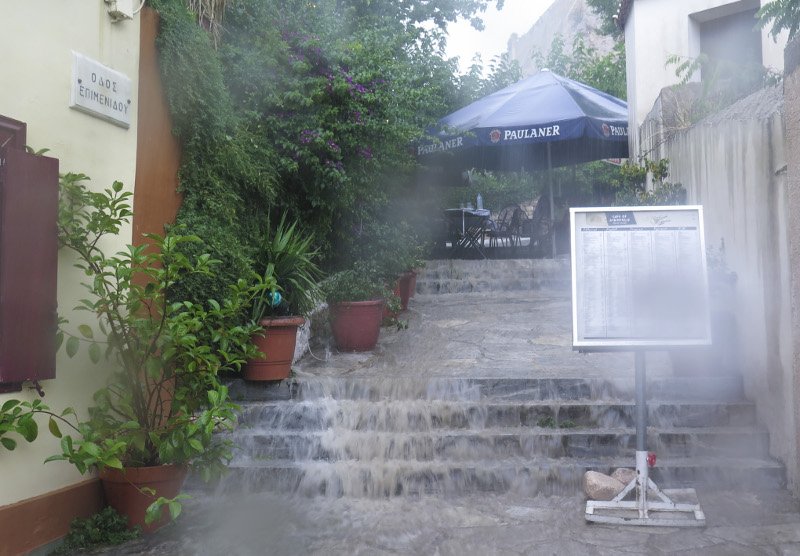 ΦΩΤΟ: Βούλιαξε η Αθήνα από το χθεσινό μπουρίνι: Σε "καταρράκτη" μετατράπηκε η Πλάκα
