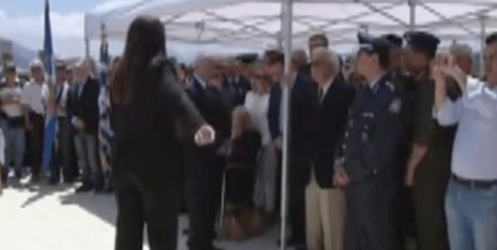 Βίντεο: Η στιγμή που ο Γλέζος αγνοεί την Κωνσταντοπούλου και οδηγεί τον Γερμανό πρέσβη για κατάθεση στεφάνου