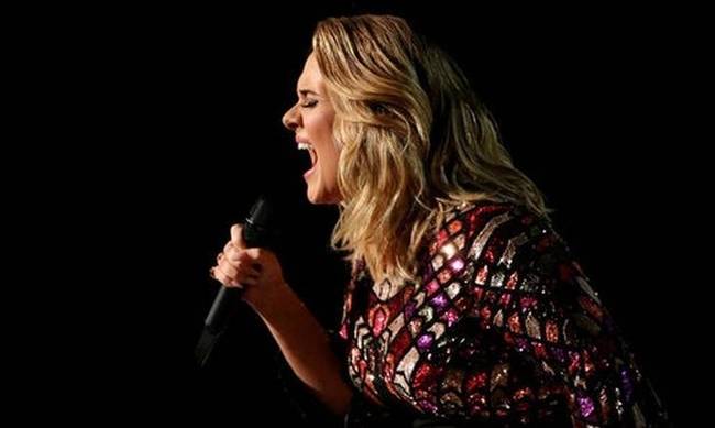 Η Adele ακυρώνει τις δύο τελευταίες συναυλίες της στο Λονδίνο - Τι συμβαίνει με τη φωνή της