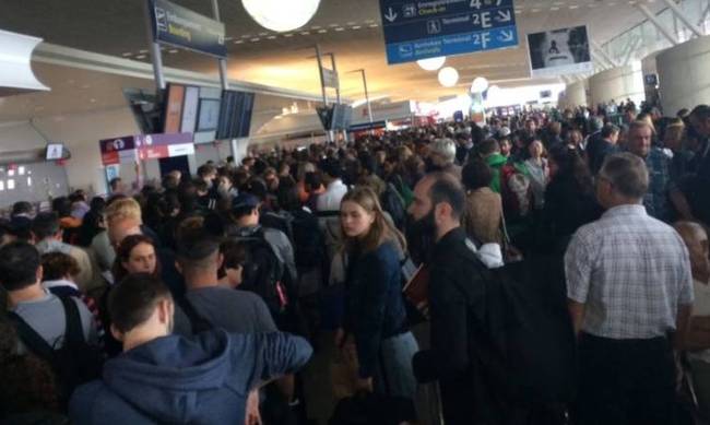 Συναγερμός στο Παρίσι - Εκκενώνεται το αεροδρόμιο Σαρλ ντε Γκολ