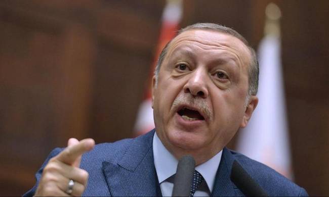 Νέα ένταση μεταξύ Γερμανίας-Τουρκίας για το πανό με τον «δικτάτορα Ερντογάν» (pic)