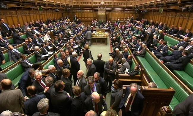 «Άναψαν τα αίματα» στη βρετανική Βουλή με αφορμή την Ελλάδα - Δείτε το επίμαχο βίντεο