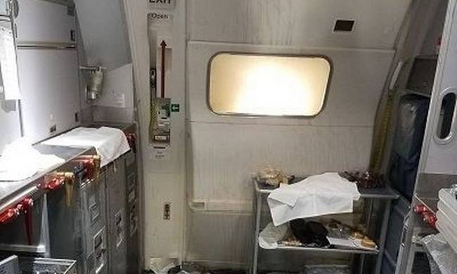 Απίστευτο περιστατικό: Αεροσυνοδός έσπασε μπουκάλι με κρασί στο κεφάλι επιβάτη! (vid)