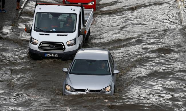 «Πνίγηκε» η Κωνσταντινούπολη: Σοβαρές πλημμύρες λόγω κακοκαιρίας (pics+vids)