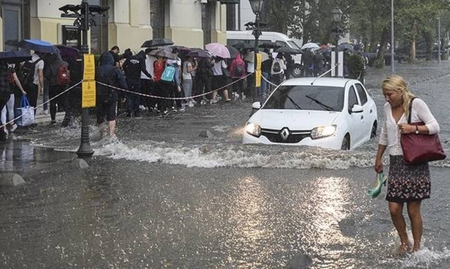 Απίστευτη οδηγία στην πλημμυρισμένη Κωνσταντινούπολη: Λένε στα άτομα κάτω από 1,60 να μην κυκλοφορούν! (vids)