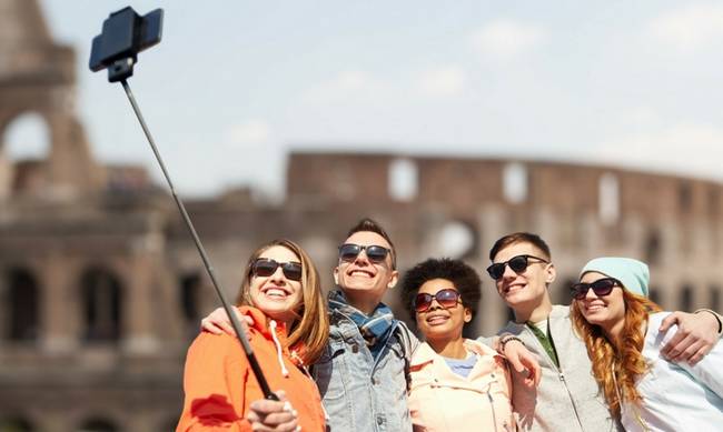 Απίστευτος νόμος εν ισχύ στο Μιλάνο! Απαγορεύονται τα Selfie sticks!