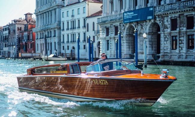 Η βόλτα με αυτό το σκάφος στα κανάλια της Βενετίας είναι πανάκριβη - μάθε γιατί.