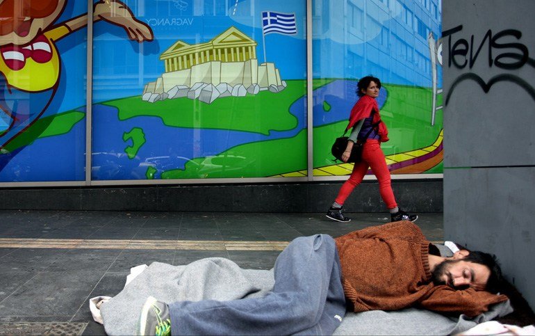Guardian: Η κυβέρνηση πανηγυρίζει αλλά οι Έλληνες υποφέρουν