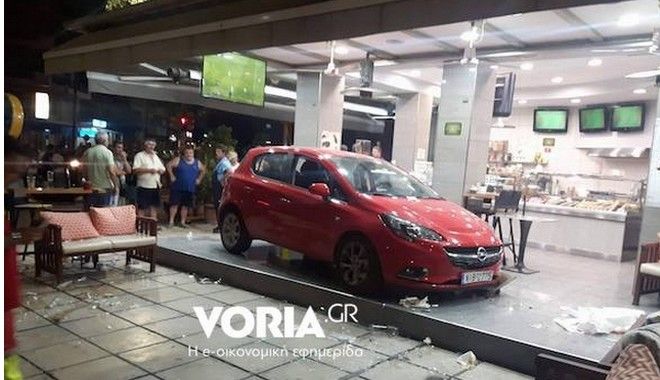 Αυτοκίνητο 'μπούκαρε' σε κρεπερί στη Θεσσαλονίκη. Έξι τραυματίες