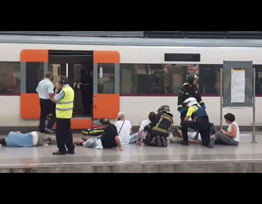 ΕΚΤΑΚΤΟ: Σιδηροδρομικό ατύχημα στη Βαρκελώνη – Τουλάχιστον 48 τραυματίες
