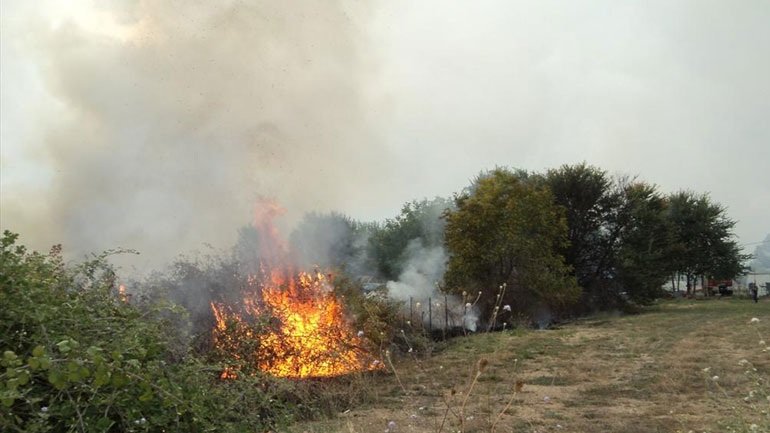 Μαίνεται η πυρκαγιά στην ανατολική Μάνη