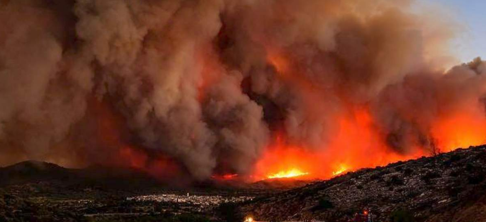 Μαίνεται η μεγάλη φωτιά στο Κάρα Τεπέ στη Λέσβο