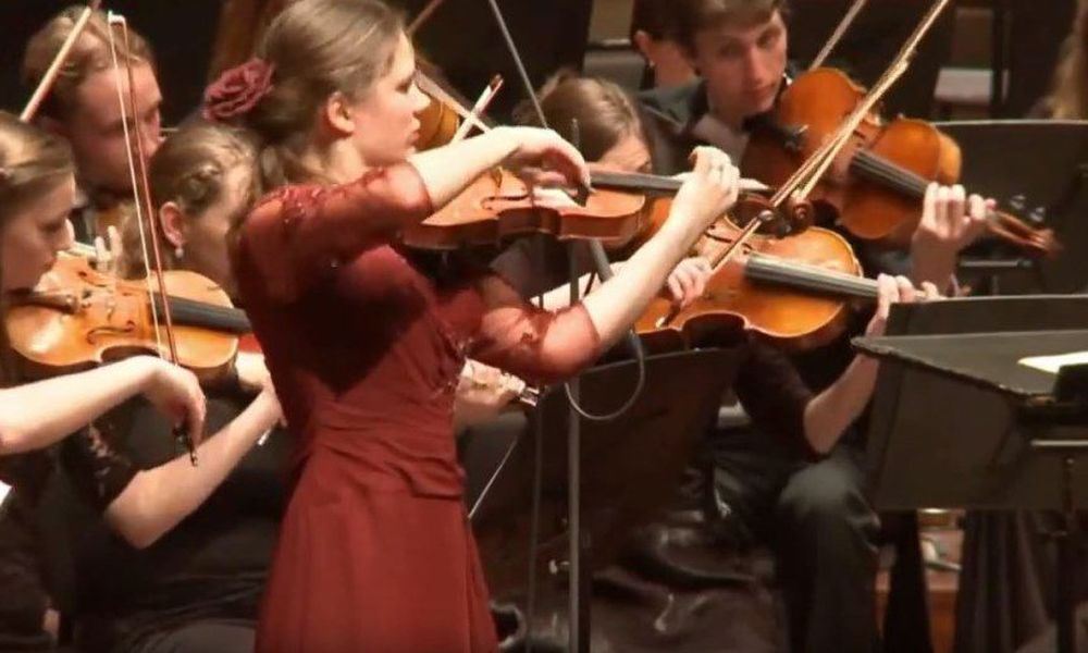 Εμι Στορμς: Η Ολλανδή βιολίστρια παίζει Τσιτσάνη και αποθεώνεται (video)