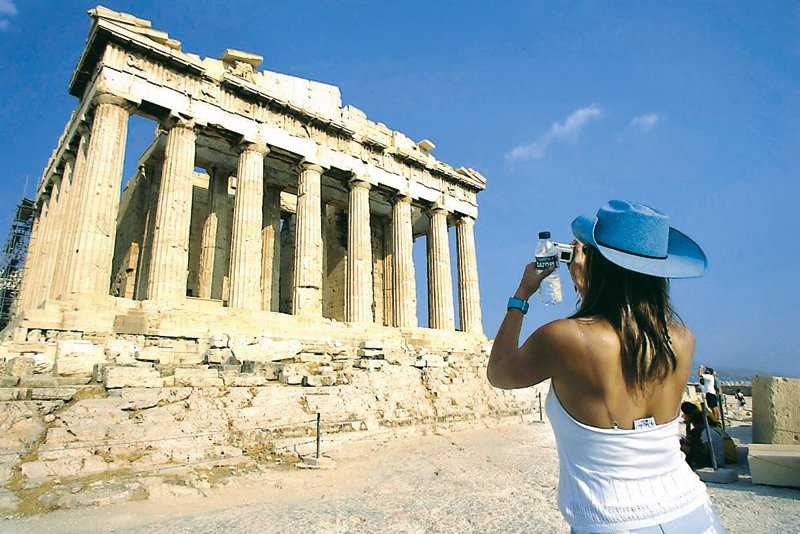 Guardian: "Δώρο για την Ελλάδα η αύξηση του τουρισμού". Κριτική στους "βετεράνους αριστερούς"!