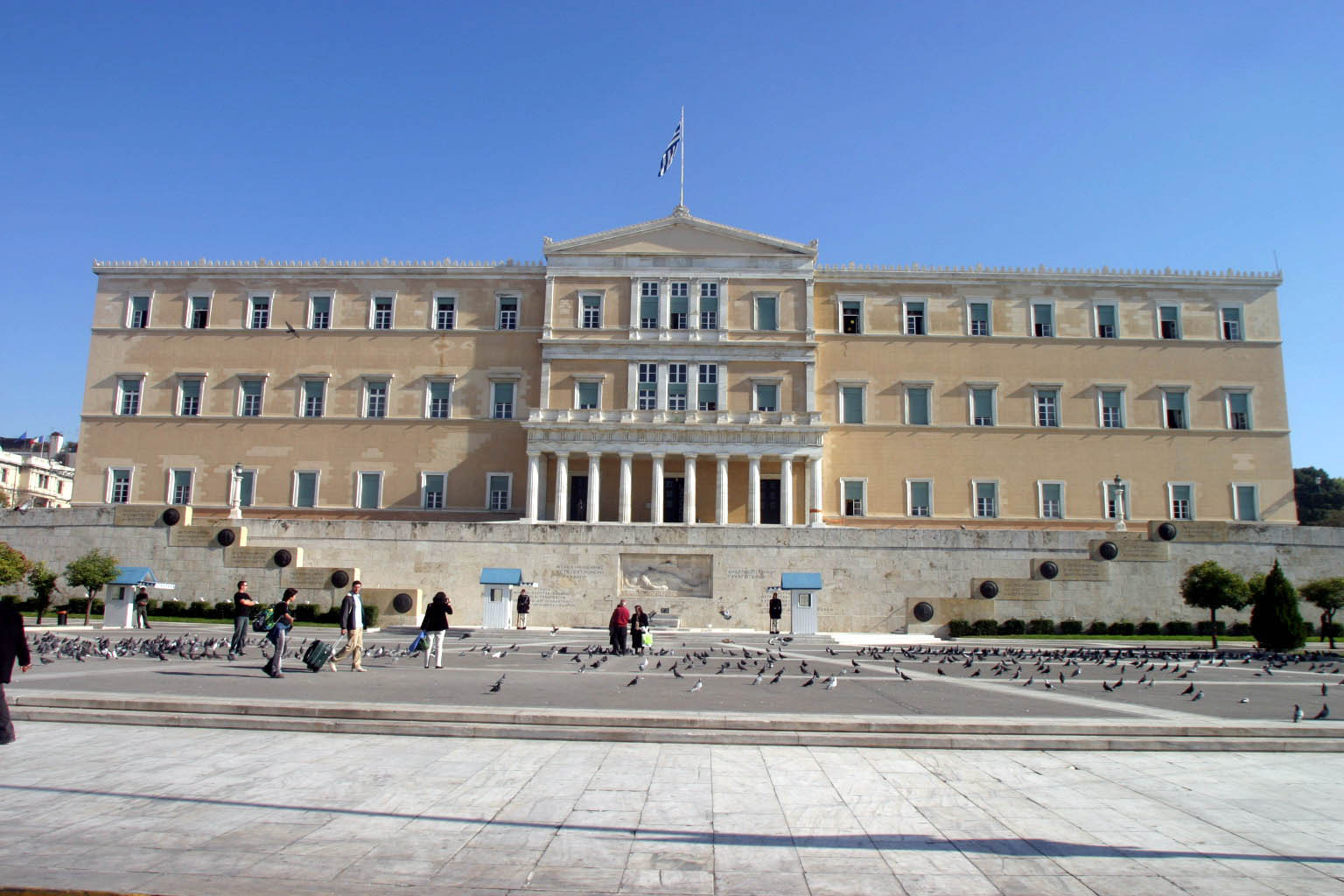 «Γαλάζιος» βουλευτής αποδοκιμάζει εντονότατα τη Χ.Α. χειροκροτούμενος από βουλευτές ΣΥΡΙΖΑ