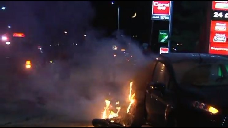 Στις φλόγες αυτοκίνητο στην Αθηνών-Κορίνθου, ένας σοβαρά τραυματίας (vid)